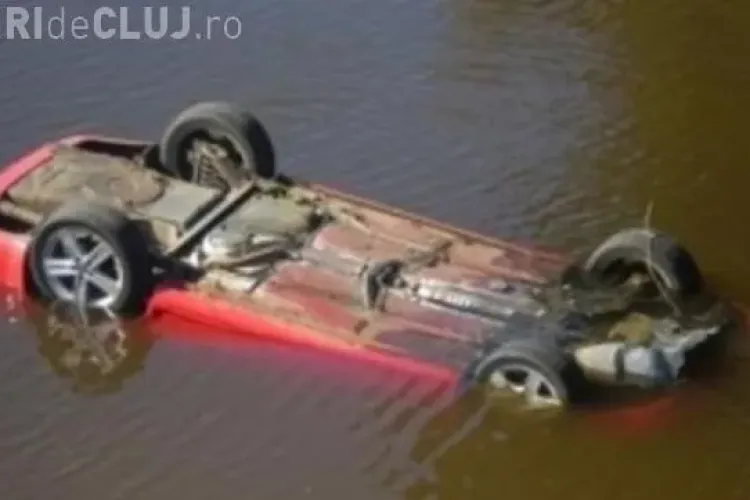 Un clujean s-a răsturnat cu mașina într-un râu. A lăsat-o acolo, dar poliția l-a identificat