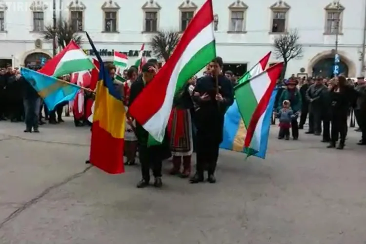 Gest de normalitate la Cluj. Etnicii maghiari au intrat cu tricolorul în biserică VIDEO