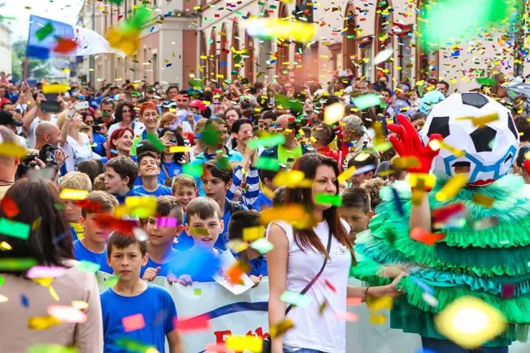 Peste 15000 de burse si transport gratuit pentru elevii clujeni