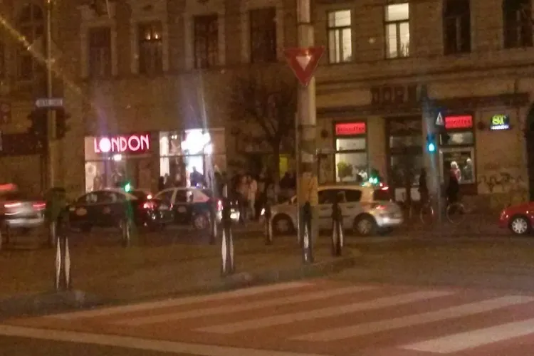 Cluburile clujene SEMI -GOALE, vineri seara. Toți fumează afară - FOTO