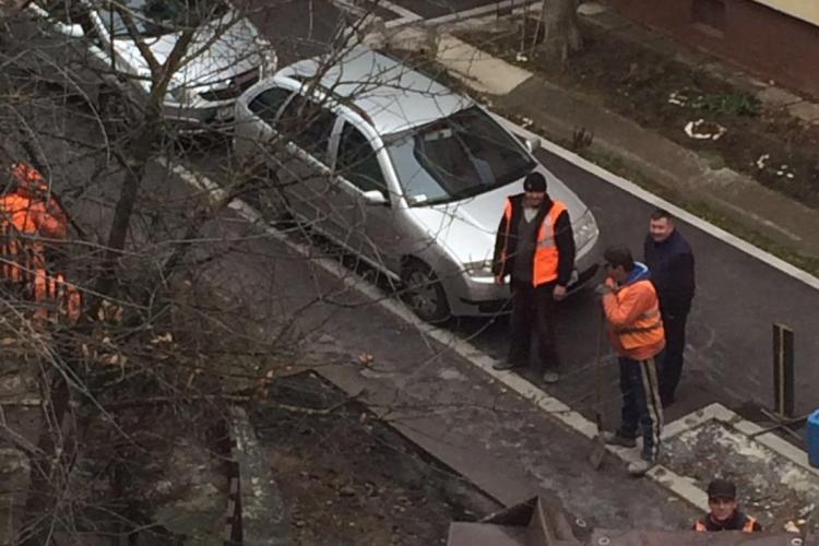 Muncitorii de la RADP Cluj i-au ”sechestrat” în bloc pe oamenii din Zorilor, blocând parcarea - FOTO