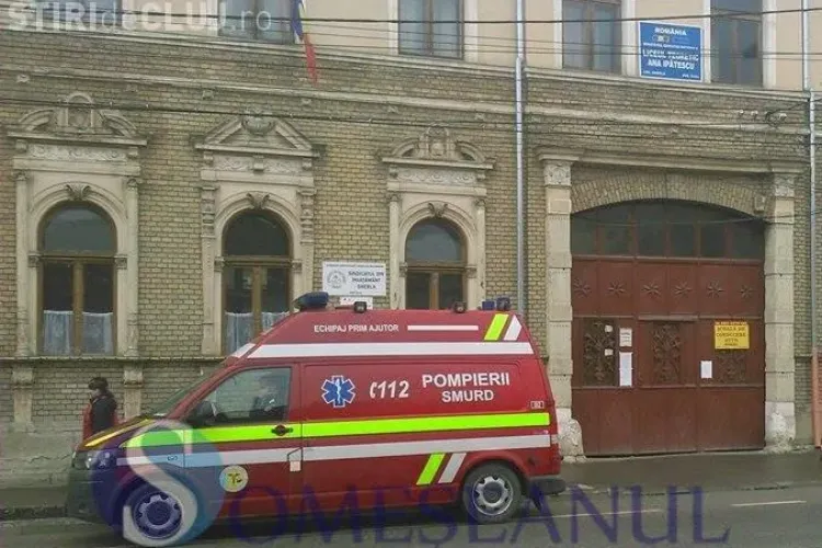 O fetiță a ajuns la spital în urma unei bătăi la un liceu din Gherla