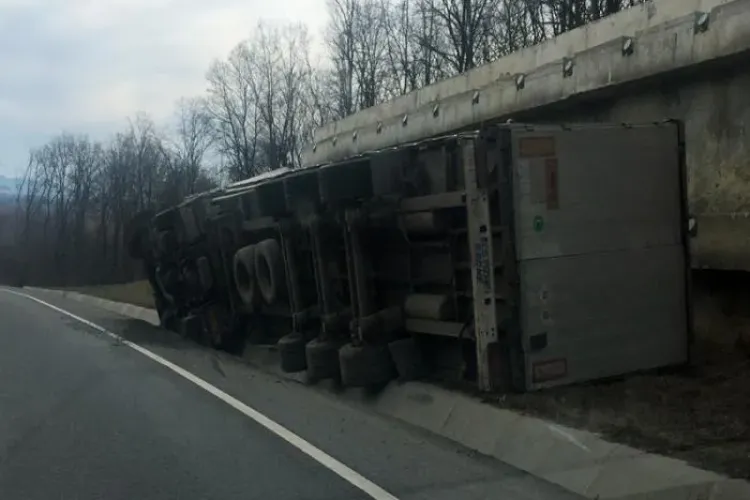 Un TIR s-a răsturnat pe centura Vâlcele – Apahida