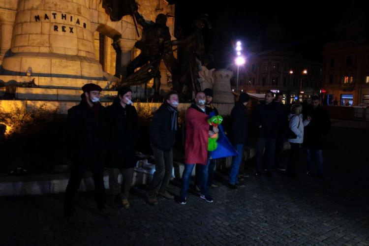 Protest împotriva legii defăimării la Cluj. Doar câteva persoane au ieșit în Piața Unirii FOTO
