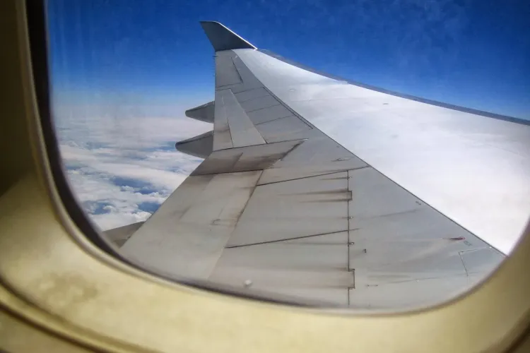 Pasagerii au privit pe geam și au rămas împietriți de ce era pe aripa avionului