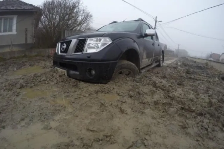 Mașină înghițită de noroi la Cluj – VIDEO