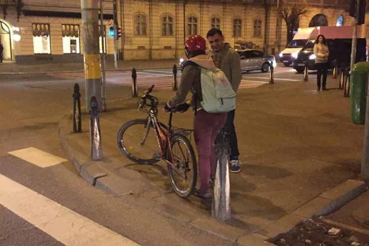 Biciclistă lovită de o mașină pe trecerea de la Melody! Șoferul vorbea cu victima prin geamul întredeschis