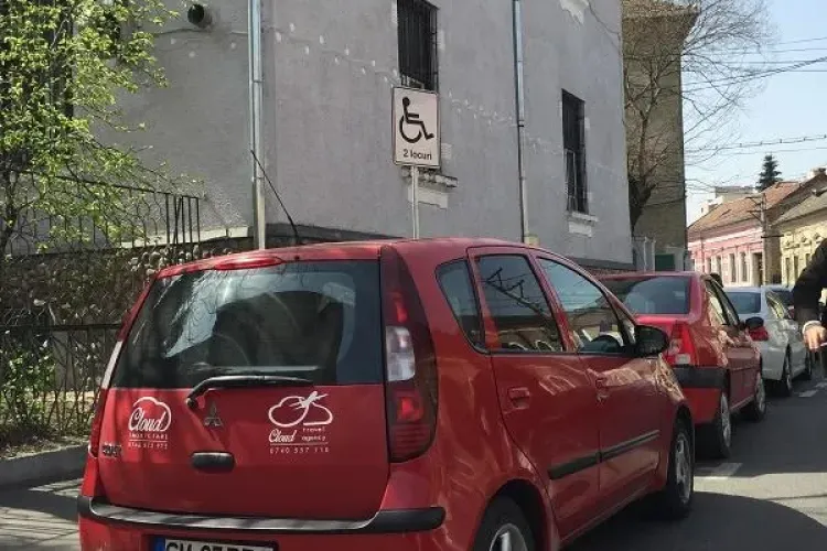 Cum i-a răspuns unui clujean un șofer prins parcând pe un loc pentru persoanele cu handicap FOTO