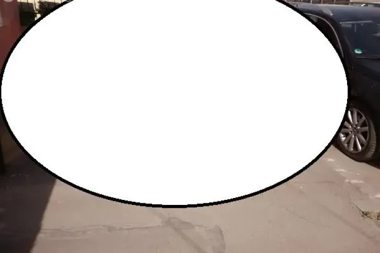 Bătrân cu cadru ajutător forțat să meargă pe stradă la Cluj, din cauza unui șofer nesimțit. Cum și-a parcat mașina FOTO