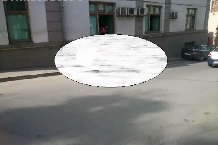 A parcat AIUREA și i-au lipit mașina cu hârtie igienică - FOTO