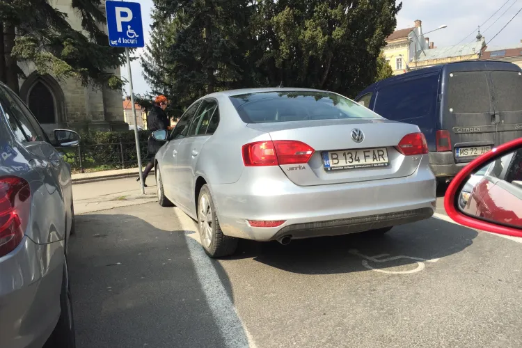 Un clujean a mustrat o șoferiță care a parcat pe locul pentru persoanele cu handicap, în Piața Unirii. Cum i-a răspuns femeia