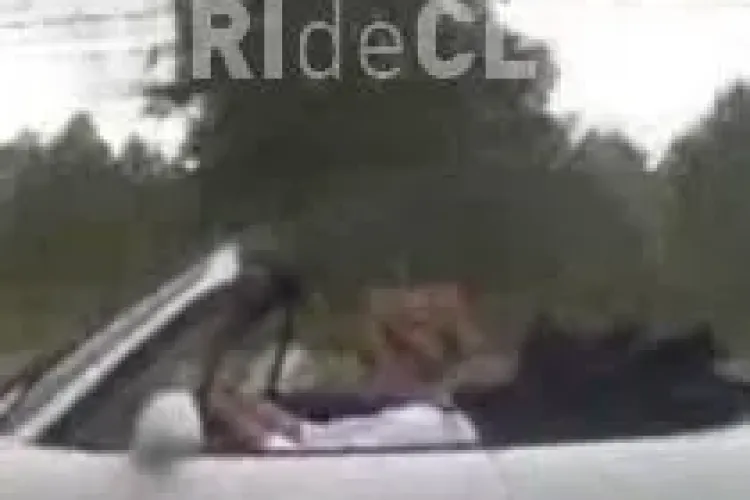 Asta înseamnă să fii ”pisi” BLONDĂ la Cluj! Cu mașina decapotată, noaptea, la - 1 grad - FOTO