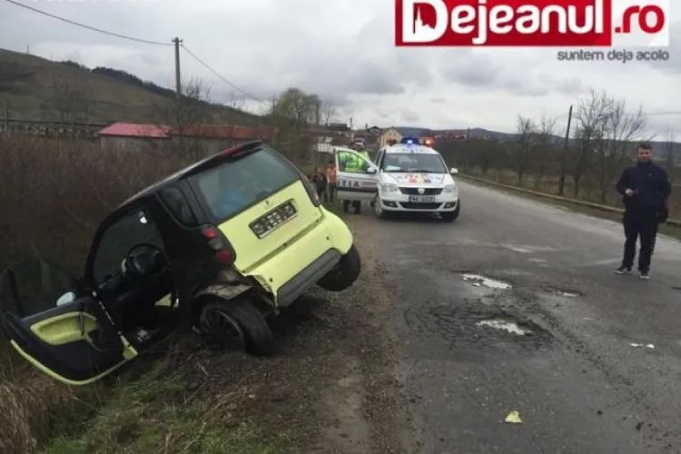 Accident cu o victimă la ieșire din Gherla. Un șofer a ajuns cu Smart-ul în șanț, după ce a încercat să evite o groapă VIDEO