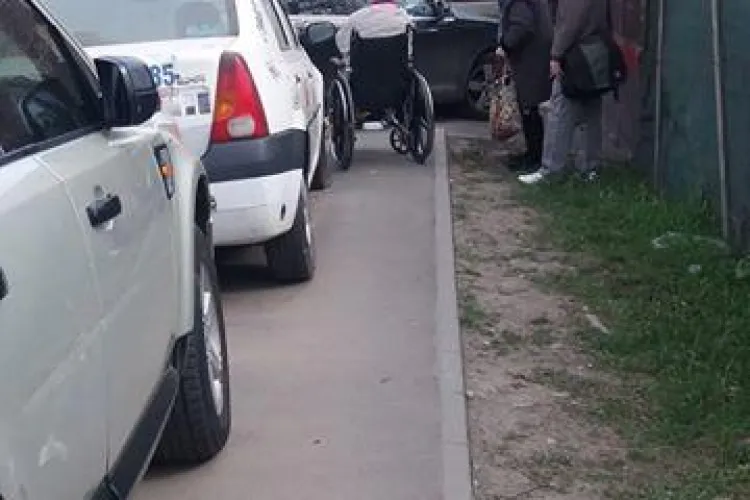 O clujeancă s-a răsturnat cu căruciorul cu rotile. E VICTIMA șoferilor care blochează trotuarele - FOTO