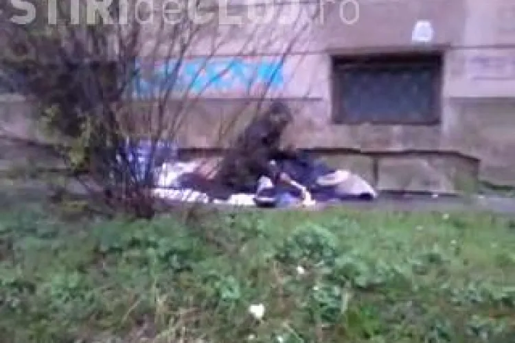 Un bărbat își încălzea mâncarea la foc, la marginea Parcului Central din Cluj-Napoca - VIDEO