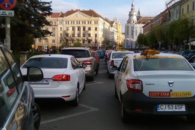 Șmecherașii care ocupă standul de taxi din Piața Unirii au fost amendați, după reclamația taximetriștilor - FOTO