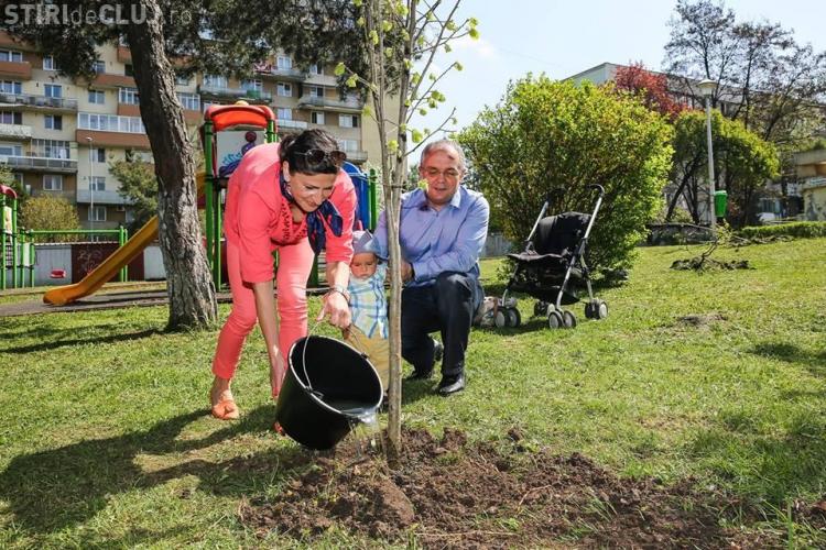 Emil Boc continuă la Cluj-Napoca proiectul ”Un copil-un arbore” - FOTO