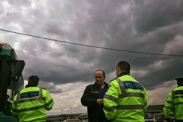Accident în parcarea Polus! O femeie a căzut în autobuz și a dat cu capul de podea - FOTO