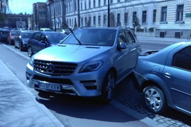 Cum sunt batjocoriți bicicliștii la Cluj. Pistele sunt de fapt parcări - FOTO