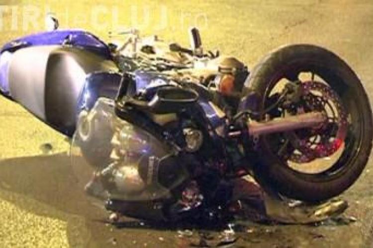 Motociclist rănit în centrul Clujului. Un șofer neatent l-a lovit în plin