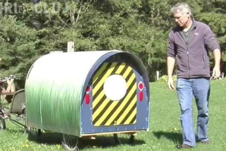 El chiar locuiește în această rulotă minusculă. Are pat, bucătărie și o chiuvetă - VIDEO