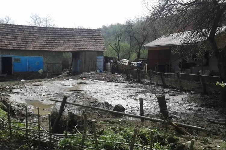 Pompierii clujeni lucrează încă în zona afectată de inundații