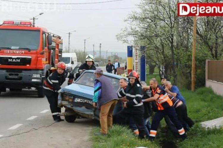 Accident rutier: Un clujean de 83 de ani a ajuns cu Dacia în șanț VIDEO