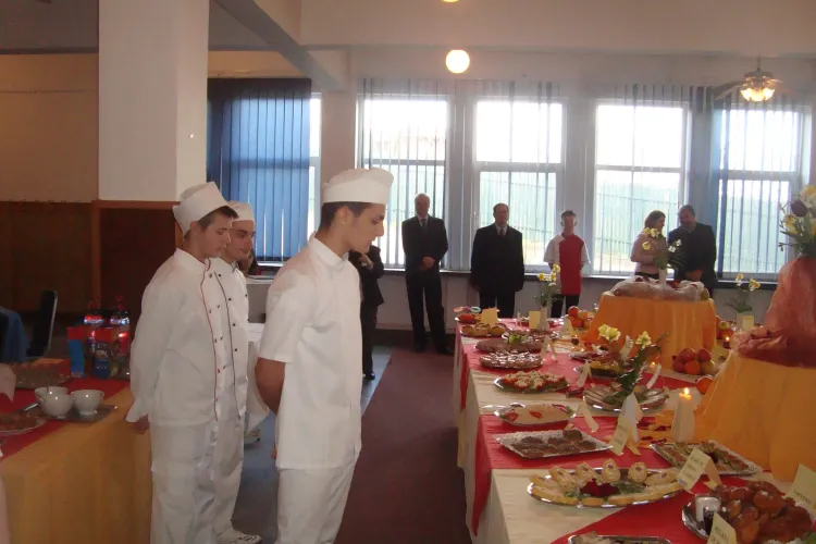 Un fost elev al unui Liceu clujean, ajuns bucătar în Marea Britanie, a revenit acasă și le dă o LECȚIE tuturor