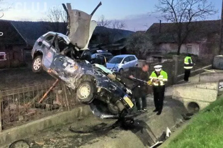 Accident spectaculos în Cluj! Un șofer a zburat cu maşina pe un gard - VIDEO
