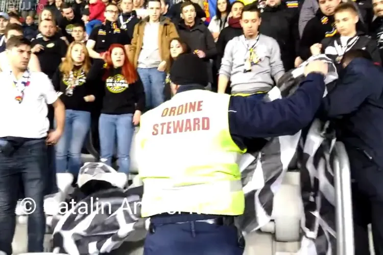 Banner confiscat la meciul România - Spania. Suporterii i-au fluierat pe oamenii de ordine - VIDEO