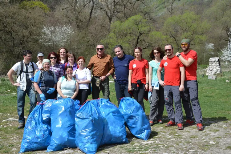 Acţiune de ecologizare în Cheile Turzii. Puterea exemplului - FOTO