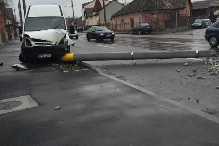 Accident pe strada Oașului. Un stâlp a căzut peste  un TRAMVAI. Un copil este rănit FOTO