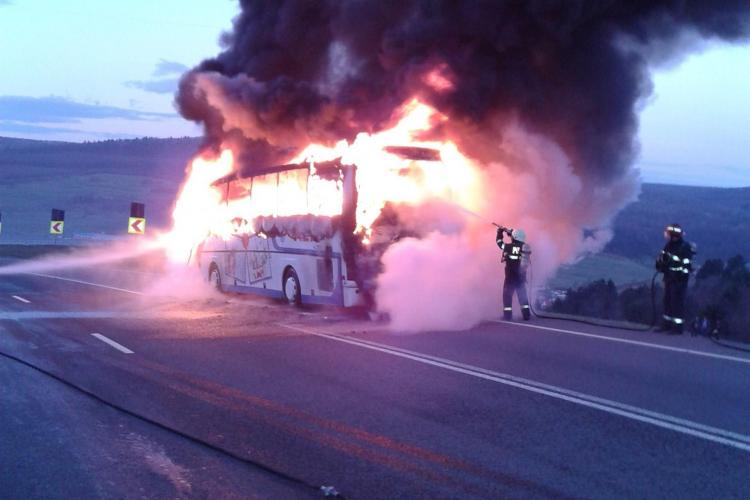 Un autocar a luat foc pe centura Vâlcele - Apahida - FOTO