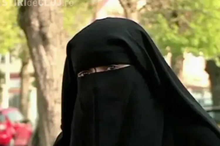 Două tinere musulmane, bătute în România. Le-au atacat în plină stradă