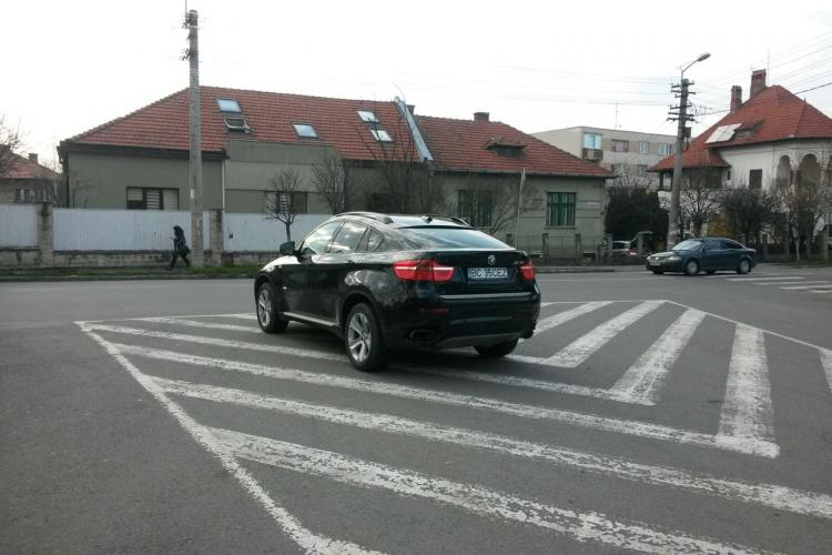 Un șmecher și-a parcat BMW-ul fix în intersecție, în Piața Engels din Cluj. A fost amendat de polițiști FOTO