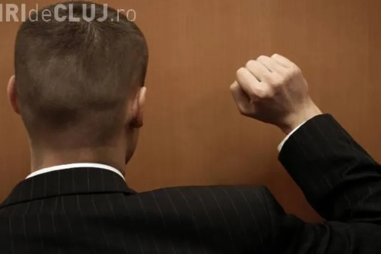 Atenție cui deschideți ușa! Un clujean a rămas fără bani după ce a băgat în casă doi falși instalatori