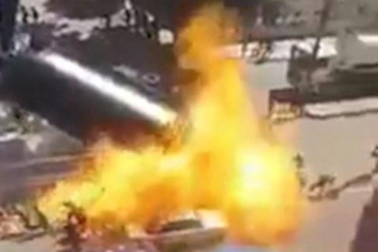 Au furat benzină dintr-o cisternă răsturnată pe drum, când totul a explodat - VIDEO
