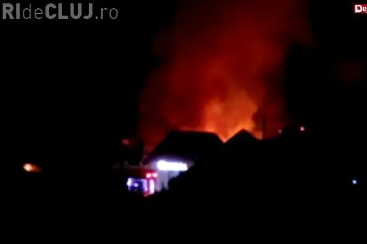 O familie de clujeni a rămas fără locuință din cauza unui incendiu. Flăcările le-au mistuit gospodărie VIDEO