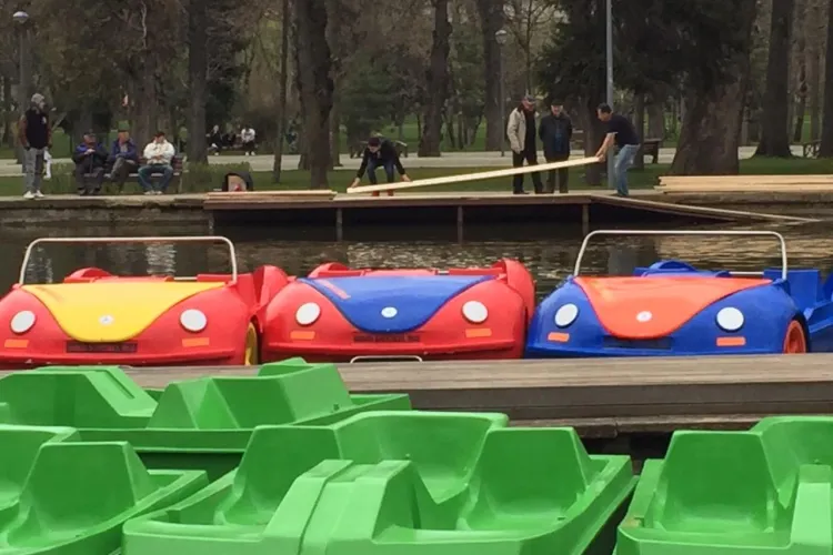 Hidrobicicletele și bărcile au revenit pe Lacul Chios - FOTO