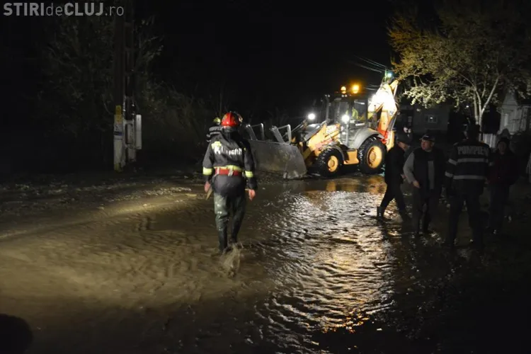 CLUJ: Zeci de pompieri clujeni chemați la datorie în urma ravagiilor cauzate inundațiile din județ GALERIE FOTO