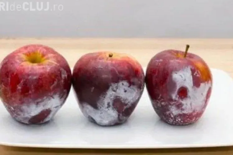 E INCREDIBIL ce s-a întâmplat! A turnat apă clocotită peste merele din supermarket - VIDEO