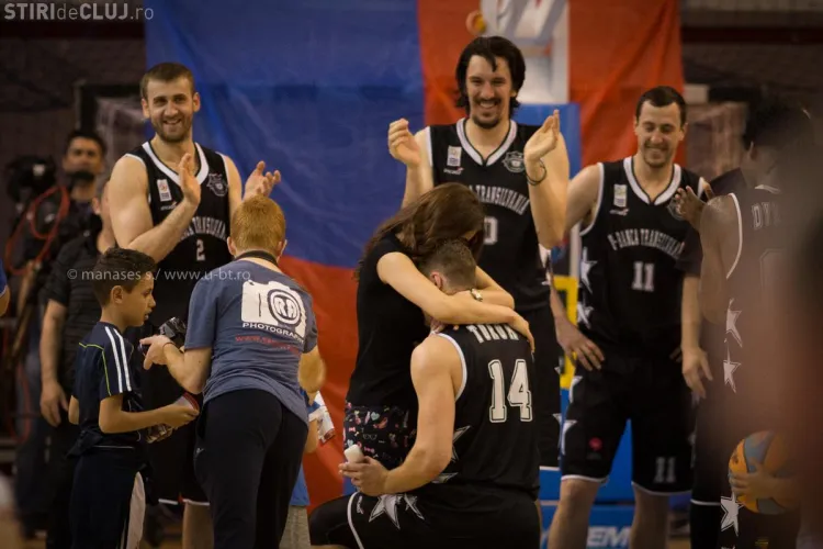 Un baschetbalist de la U-BT și-a cerut de soție logodnica la finalul meciului cu Oradea - FOTO
