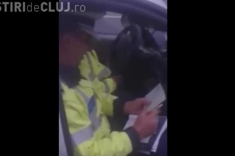 Polițiștii nu respectă legea antifumat? Cum a reacționat un polițist când a fost filmat fumând în mașina de serviciu VIDEO