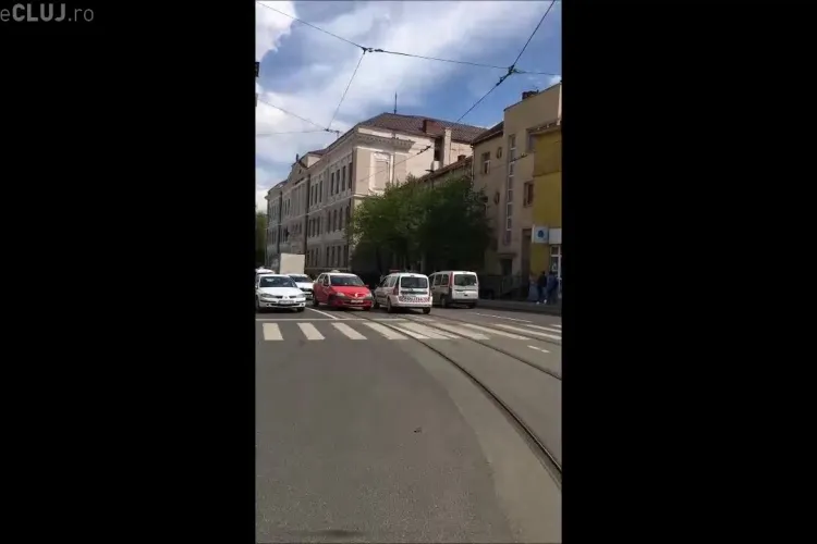 Polițiștii din Cluj trec pe roșu fără probleme. Un șofer i-a filmat - VIDEO