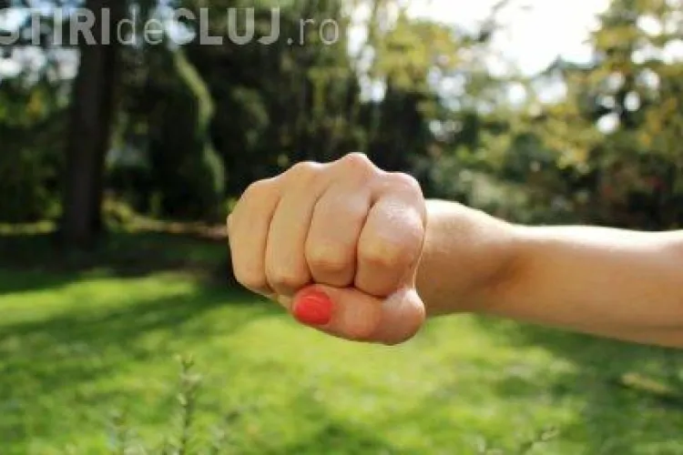 Suedez venit la Cluj pentru studii, bătut de  fosta iubită. L-a lovit și cu lopata