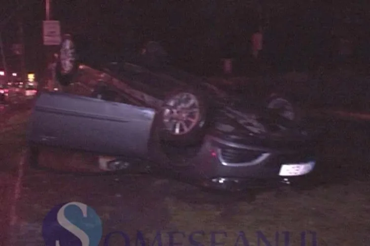 Accident pe strada Oașului. Un șofer s-a răsturnat și apoi apropiații au sărit la bătaie - VIDEO
