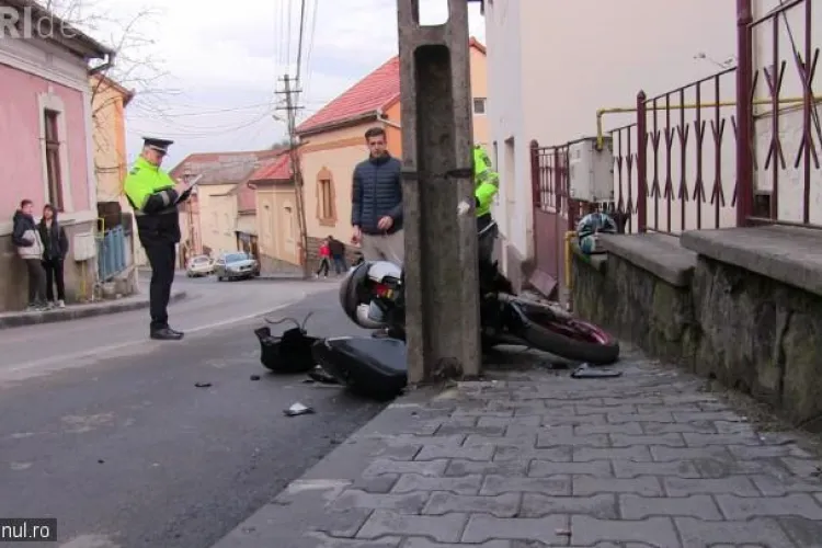 O motociclistă de 16 ani din Cluj s-a înfipt cu ”motorul” într-un stâlp - VIDEO