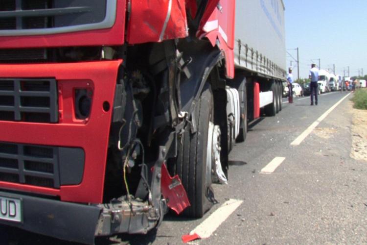 Accident cu o victimă la Cluj! Un șofer a fost lovit în plin de un TIR care mergea pe contrasens