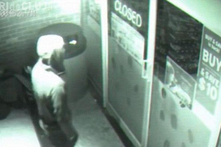 O ”fantomă” intră prin ușile închise ale unui magazin - VIDEO