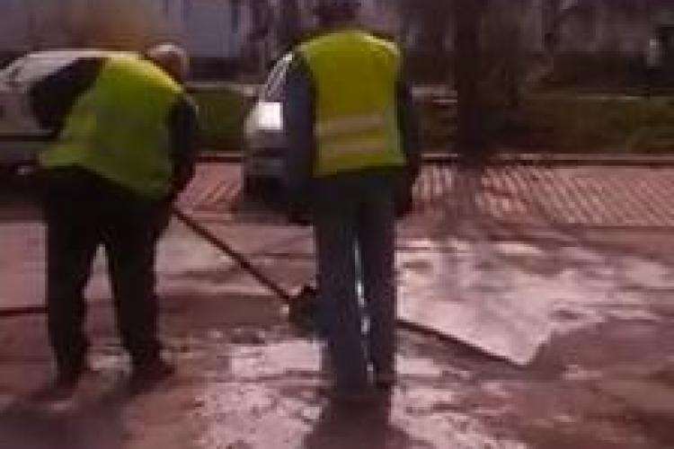 Râde țara de Cluj! Așa se fac asfaltările în 2016. Scot apa din groapă cu o cutie - VIDEO 
